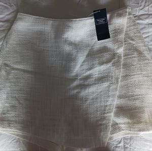 A&F white scort